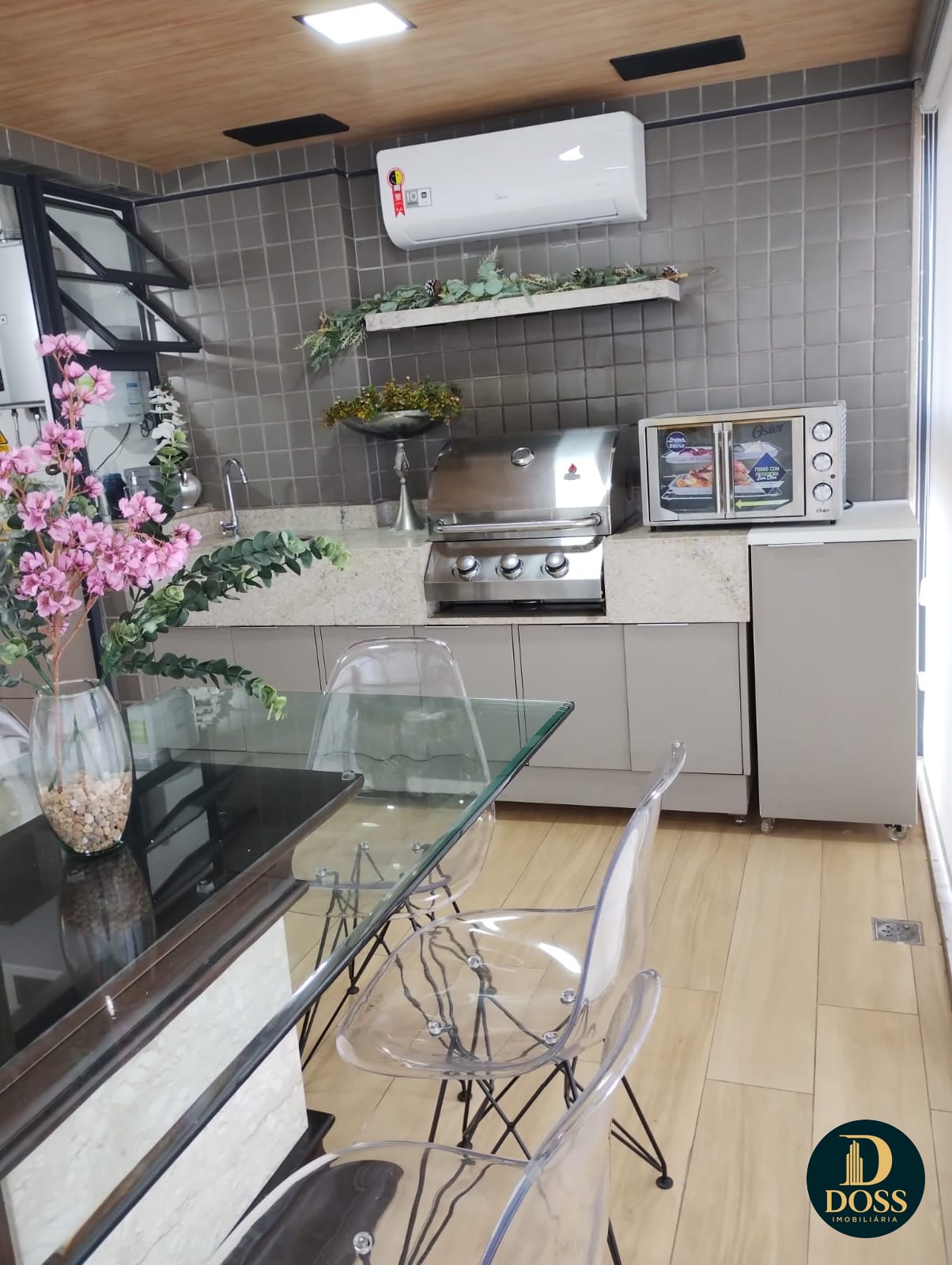 Ambiente integrado com mesa e cozinha