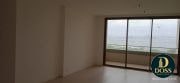 Sala ampla com janela panoramica